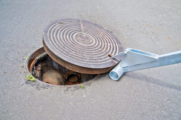 Manhole Lid Lifter In Action